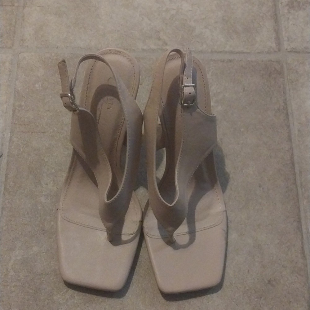 Olivia Ferragamo Between Toe Nude Heels Size 7 1/2